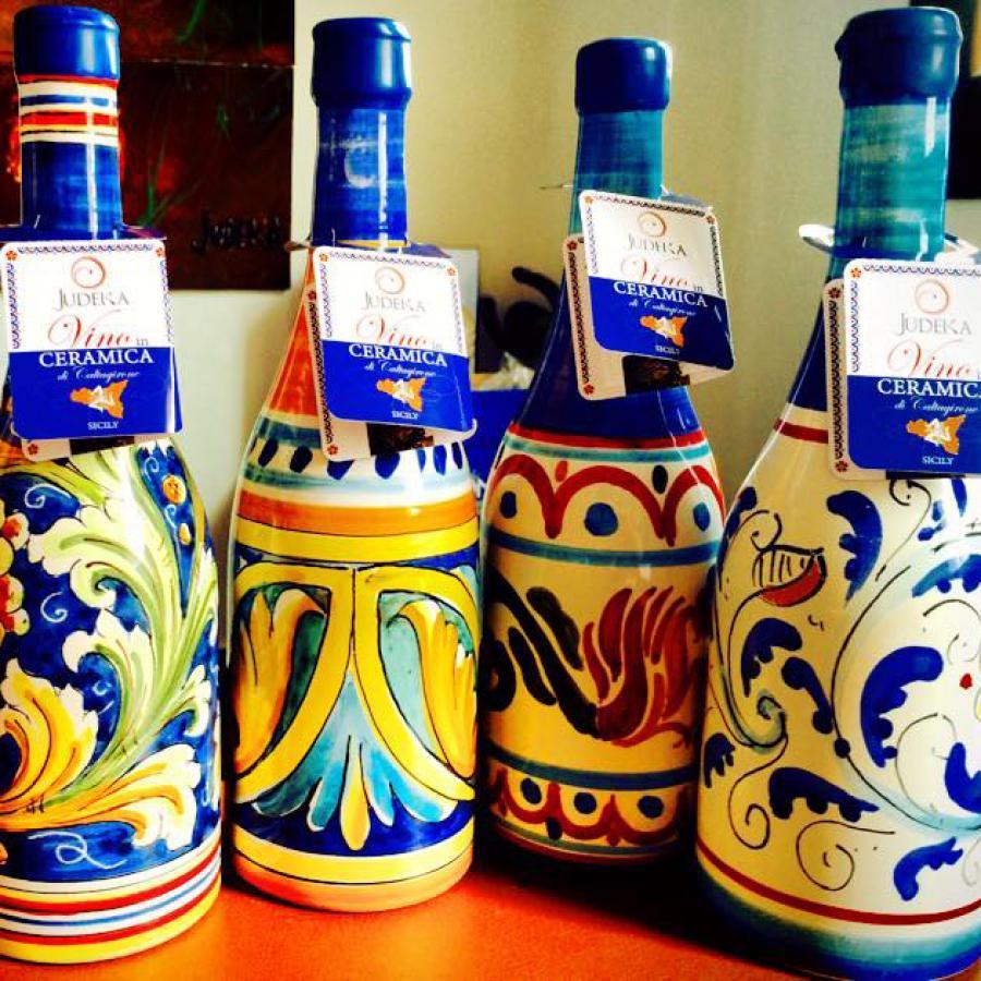 Judeka: Nero d'Avola in ceramic bottles in the typical Caltagirone tradition